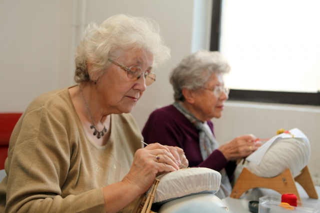 Paličkárky z klubu dôchodcov. Paličkárky z klubu dôchodcov.