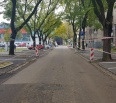 Na Ulici odbojárov dnes - v piatok 15. novembra - prebieha obnova vodorovného dopravného značenia na komunikáciách určených na regulované parkovanie vozidiel. Čiary pa…