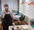 Obvyklé podávanie teplých obedov v súčasnosti v denných centrách seniorov nie je možné, no túto svoju sociálnu funkciu plniť neprestali. Zašla som sa pozrieť do klubu …