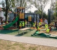 Mestská časť Bratislava-Nové Mesto dnes slávnostne otvorila zregenerovaný vnútroblok na Ľudovom námestí. Nové hojdačky, prevažovadlá, kolotoč či lezeckú pyramídu si hn…