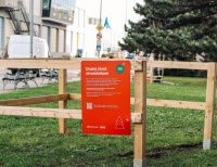 Kam so starým vianočným stromčekom?  Do ohrádky! 