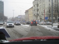 Pracovníci a technika EKO-podniku sú v teréne, čistia od snehu Kolibu, Kramáre a Ahoj