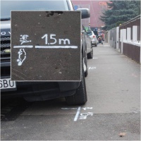 Privítali by ste na chodníku značky pre parkujúce autá?